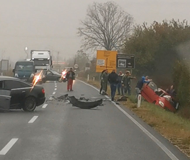 AUTOMOBIL U JARKU PORED PUTA: Teška saobraćajna nesreća kod Prijedora