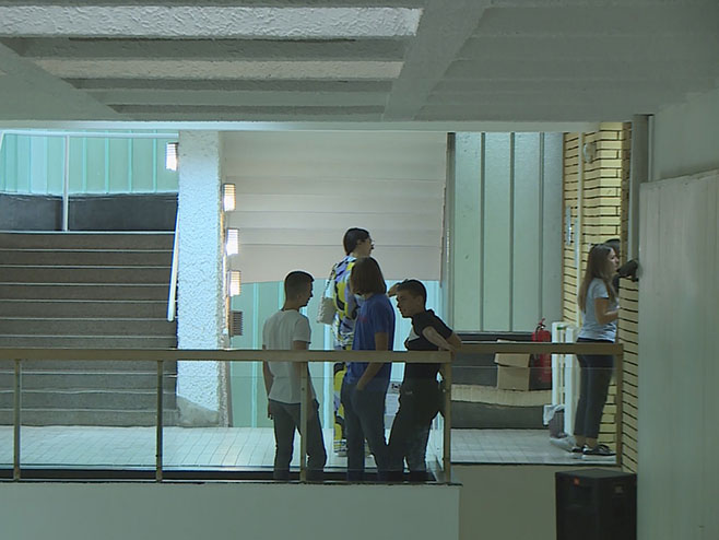 RODITELJI I NASTAVNICI NA NOGAMA: Poruke upozorenja o sumnjivom automobilu šire se banjalučkim školama