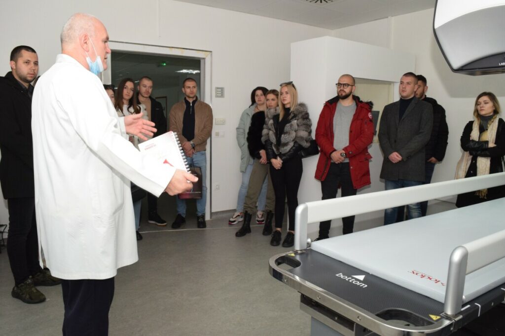 STUDENTI IZ KOSOVSKE MITROVICE POSJETILI UKC RS: Đajić ugostio buduće doktore