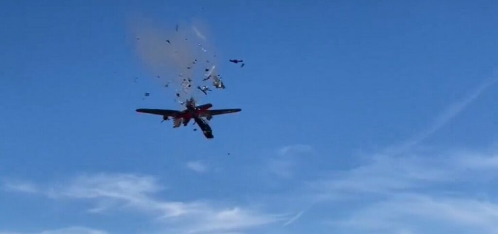 POGINULE DVIJE OSOBE: Sudar aviona tokom aero-mitinga u Teksasu (VIDEO)