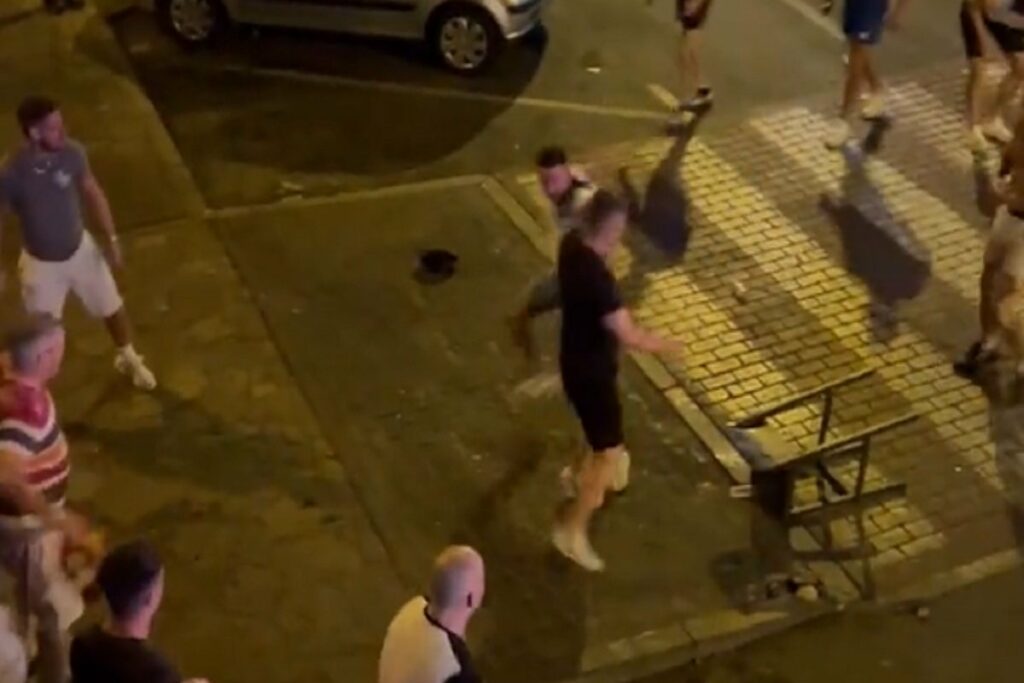ŽESTOKA TUČA: Sukob navijača Engleske i Velsa na ulicama Tenerifa (VIDEO)