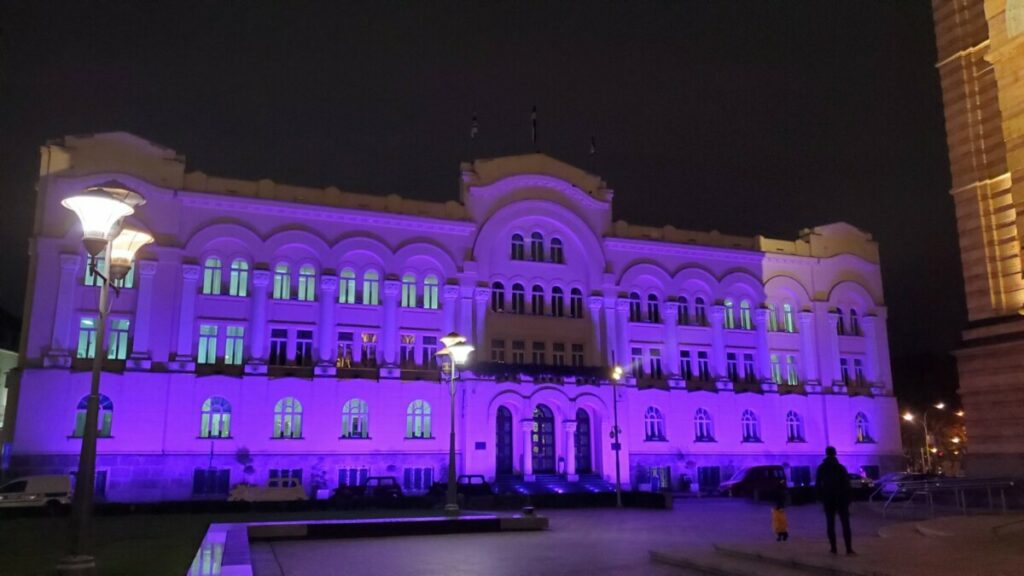 МЕЂУНАРОДНИ ДАН ПРИЈЕВРЕМЕНО РОЂЕНЕ ДЈЕЦЕ: Градска управа у Бањалуци освијетљена љубичастом бојом (ФОТО)