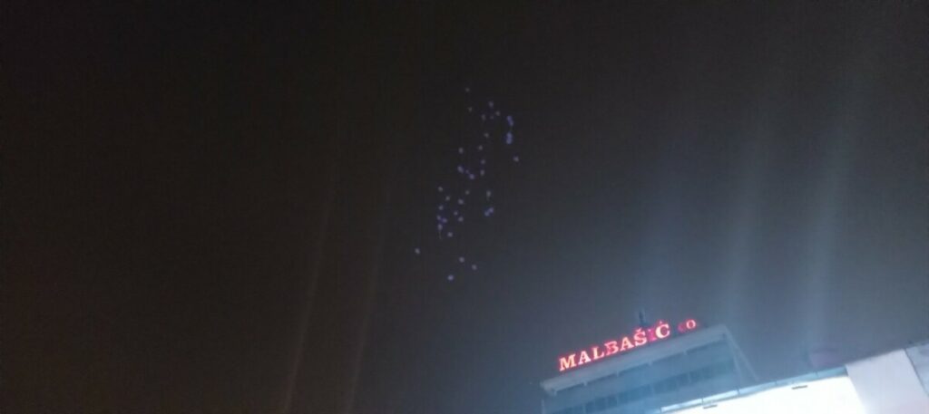 РАДОСТ НА ТРГУ КРАЈИНЕ: Мрвице послале љубичасте балоне у знак подршке пријевремено рођеним бебама (ФОТО)