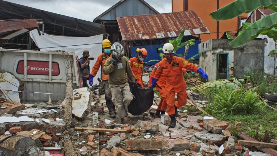 ЗЕМЉОТРЕС ОДНИО НА ДЕСЕТИНЕ ЖИВОТА: Евакуација у Индонезији