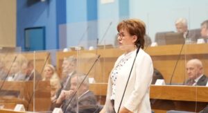 РАСТУ ПЛАТЕ, ПЕНЗИЈЕ, АЛИ И РАСХОДИ: Зора Видовић образложила предложени буџет Српске за 2026. годину