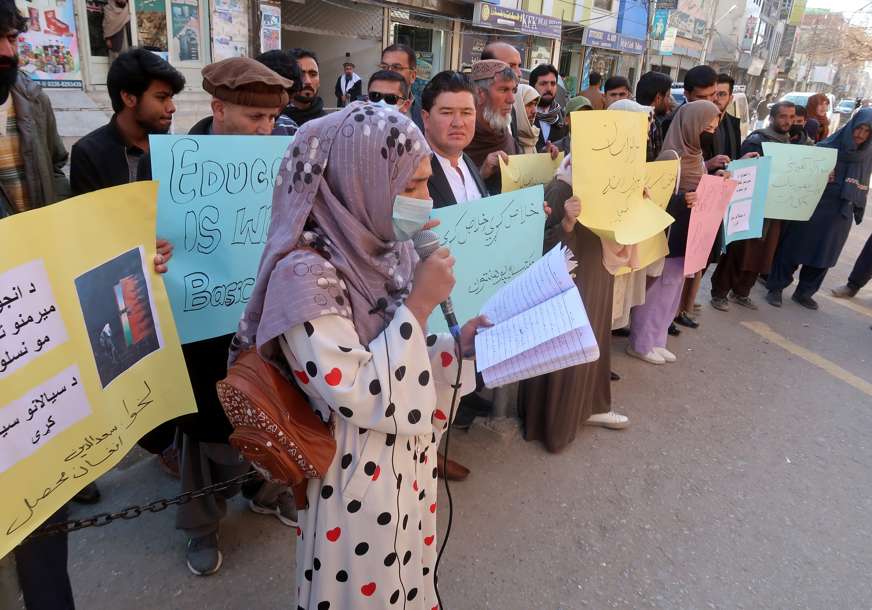 TALIBANI KRENULI SUZAVCEM NA ŽENE: Protestovale zbog zabrane pohađanja univerziteta