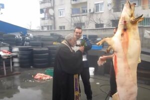 HIT NA INTERNETU: Svinjokolj na autopraonici uz blagoslov sveštenika (VIDEO)