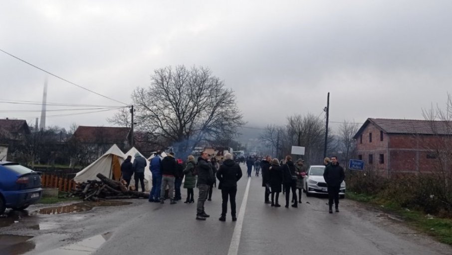 JUTRO POSLIJE BURNE NOĆI NA KIM: Situacija mirna; pojačane barikade u Rudaru i Ibarskoj Slatini, ne rade škole i kafići