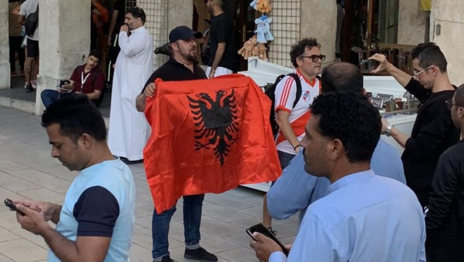 ŠIPTARSKE PROVOKACIJE: Zastave Albanije na ulicama Dohe pred utakmicu Srbija – Švajcarska (VIDEO)