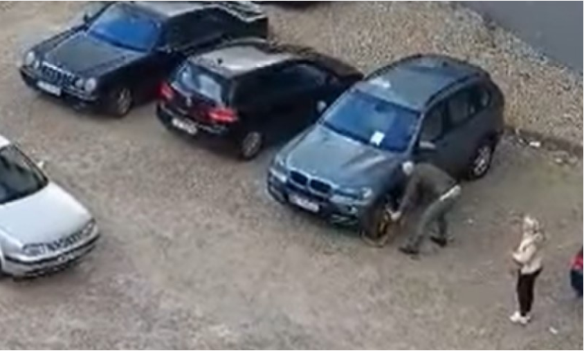 DOŠAO U BiH IZ AUSTRIJE: Stavili kandžu jer je parkirao gdje ne treba, on je polupao čekićem (VIDEO)