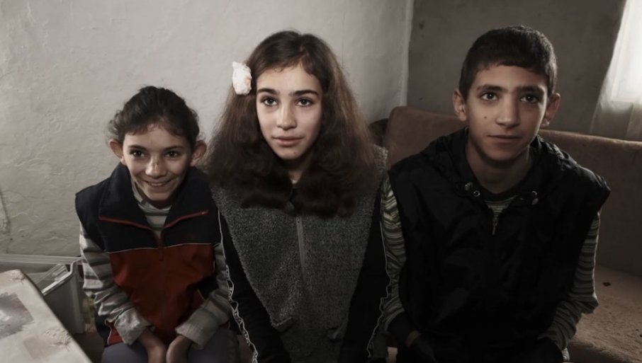 NIKO SE NE DRUŽI S NAMA JER SMO SIROMAŠNI: Troje mališana porodice Rašković još jednu zimu dočekuju u trošnoj kući u selu Svinjište