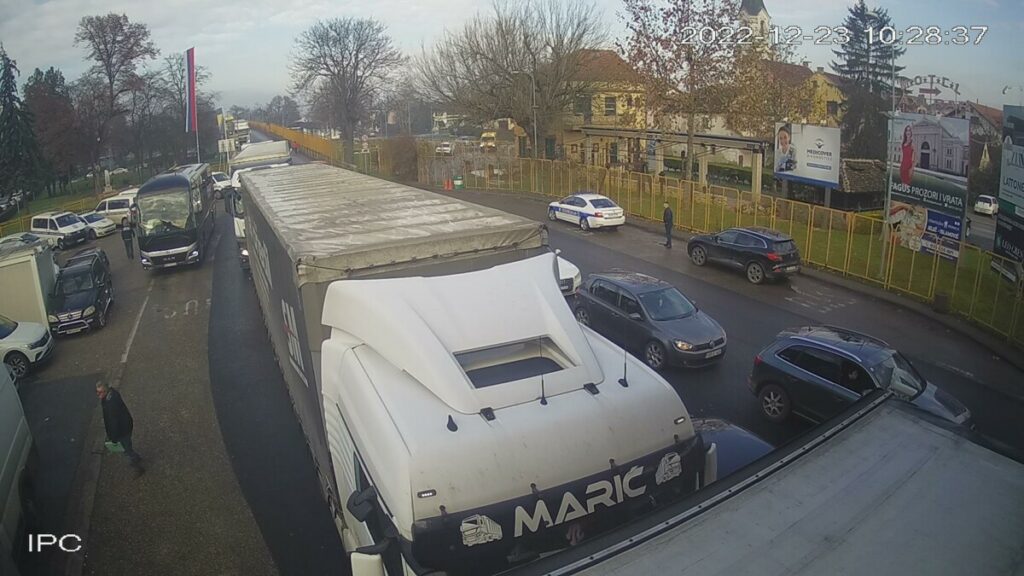 AKO PUTUJETE, BUDITE STRPLJIVI: Gužve na više graničnih prelaza u RS
