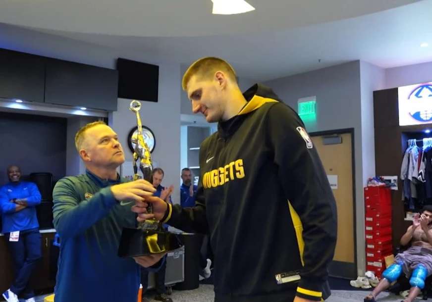 СРБИН ПРВИ У ИСТОРИЈИ: Јокић добио трофеј који носи име чувеног Џордана (ФОТО/ВИДЕО)