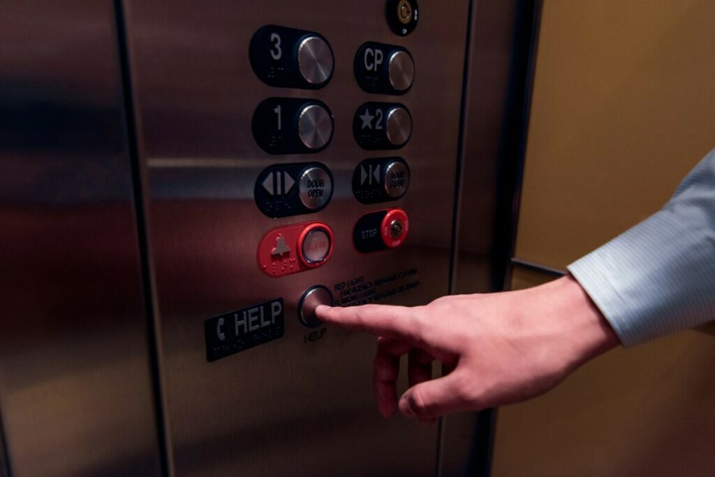 „NAPAO JE TRI DJEVOJKE“ Silovatelj iz lifta napravio haos u još jednom gradu