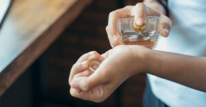 ISPROBAJTE! Trikovi uz koje će vam parfem trajati što duže