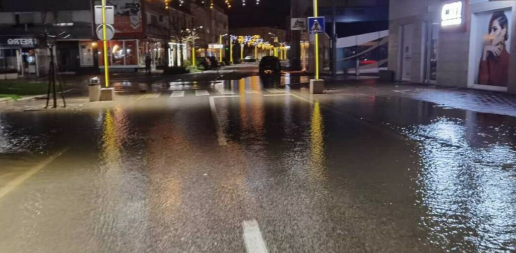 У САНСКОМ МОСТУ ПРОГЛАШЕНА ЕЛЕМЕНТАРНА НЕПОГОДА: Ријеке се поплавиле бројна насеља