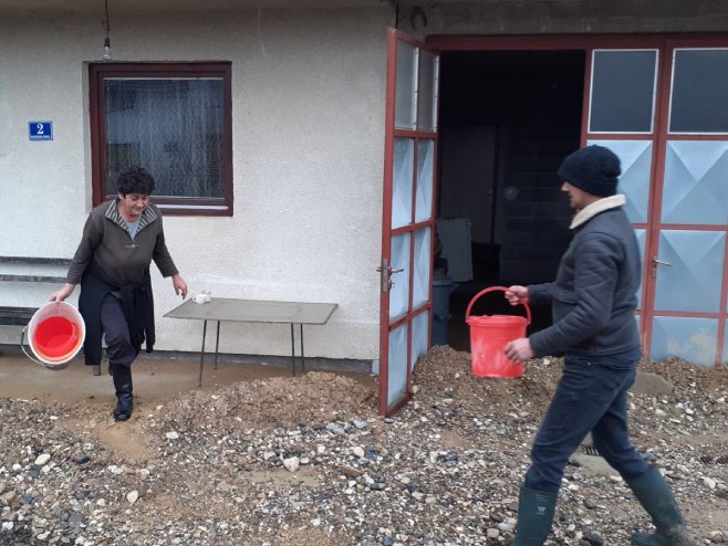 ВАНДРЕДНО СТАЊЕ У КОЗАРСКОЈ ДУБИЦИ: Клизиште пријети пуцању насипа