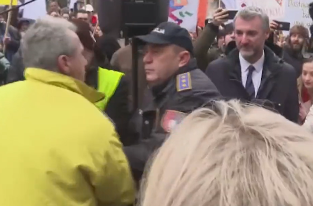 PROTESTI U SARAJEVU, INTERVENISALA I POLICIJA: Demonstrant nasrnuo na premijera