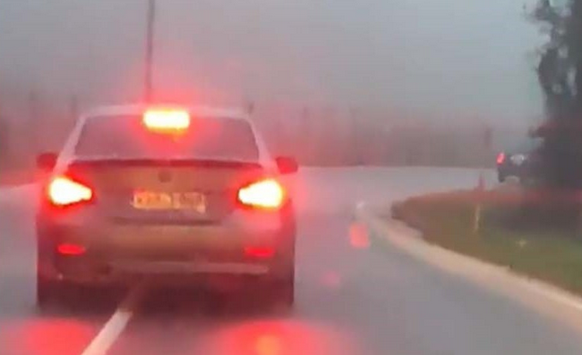 OPASNA VOŽNJA NA MANJAČI: Vozač nagazio gas, luta po cesti (VIDEO)