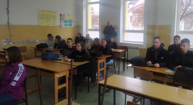 „СЛАВИ ОДГОВОРНО“ Полиција у Српцу одржала предавање ученицима основних и средњих школа