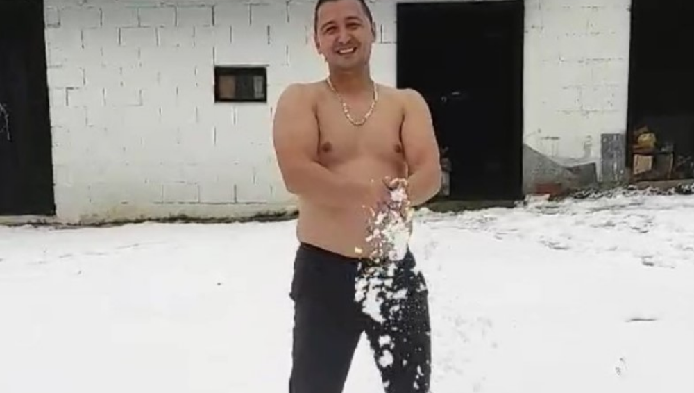 SVAKA ČAST ZA HRABROST: Banjalučanin se go do pasa „kupa“ u snijegu (VIDEO)