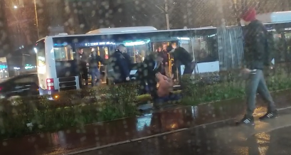 ДРАМАТИЧНЕ СЦЕНЕ У САРАЈЕВУ: Група извукла младића из аутобуса, па га претукла