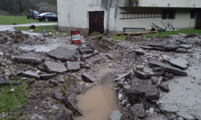 БУЈИЧНЕ ПОПЛАВЕ ШИРОМ ФОЧЕ: Вода ушла у објекте и направила штету (ФОТО)