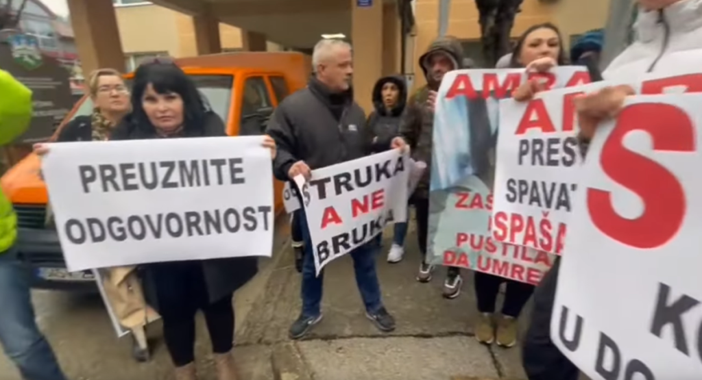 PROTESTI U VELIKOJ KLADUŠI: Građani ogorčeni zbog smrti Envera Pajazetovića