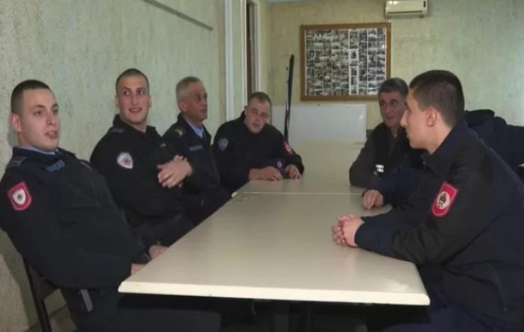 PET OČEVA, PET SINOVA: Porodična atmosfera u Policijskoj stanici Derventa (VIDEO)