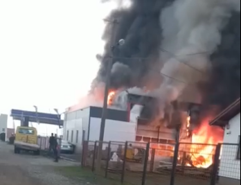 GORI BENZINSKA PUMPA U ODŽAKU: Stravični prizori, plamen i dim progutali zgradu (VIDEO)