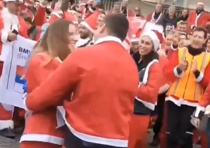 OSVANUO PRELIJEP VIDEO: Djed Mraz zaprosio Babu Mrazicu (VIDEO)
