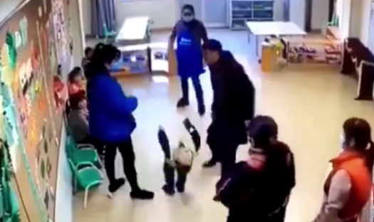 UZNEMIRUJUĆI VIDEO Otac pretukao sina u igraonici, tukao ga stolicom