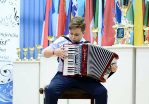 БРАВО! Ђорђе (12) из Бијељине побједник Свјетског трофеја хармонике у Кини