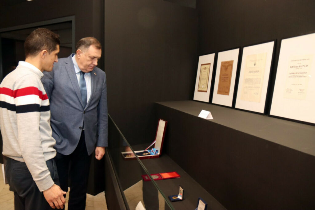 „SRBI TREBAJU NASTAVITI BORBU ZA SLOBODU“ Dodik otvorio izložbu o Nikoli Koljeviću