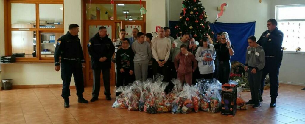 GRANIČNA POLICIJA BiH U PRAZNIČNOJ AKCIJI: Obradovali osobe s posebnim potrebama i oboljele od karcinoma