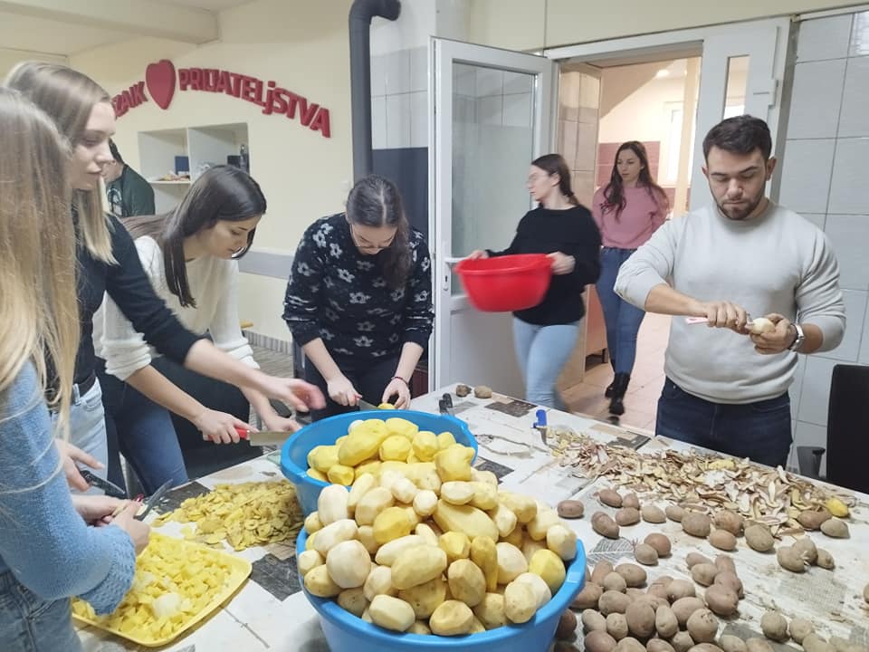 STUDENTI FILOLOŠKOG I FAKULTETA POLITIČKIH NAUKA SPREMALI OBROKE ZA UGROŽENE: Vrijedne ruke pomogle „Mozaiku prijateljstva“