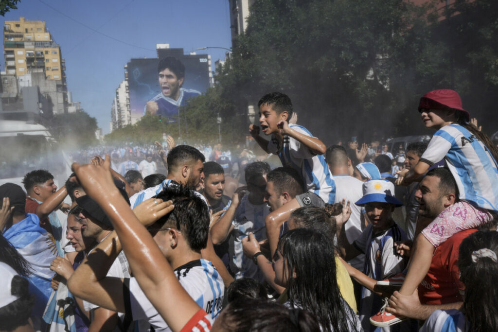 АРГЕНТИНЦИ СЛАВЕ ТИТУЛУ ПРВАКА НАКОН 36 ГОДИНА: Четири милиона људи на улицама Буенос Ајреса