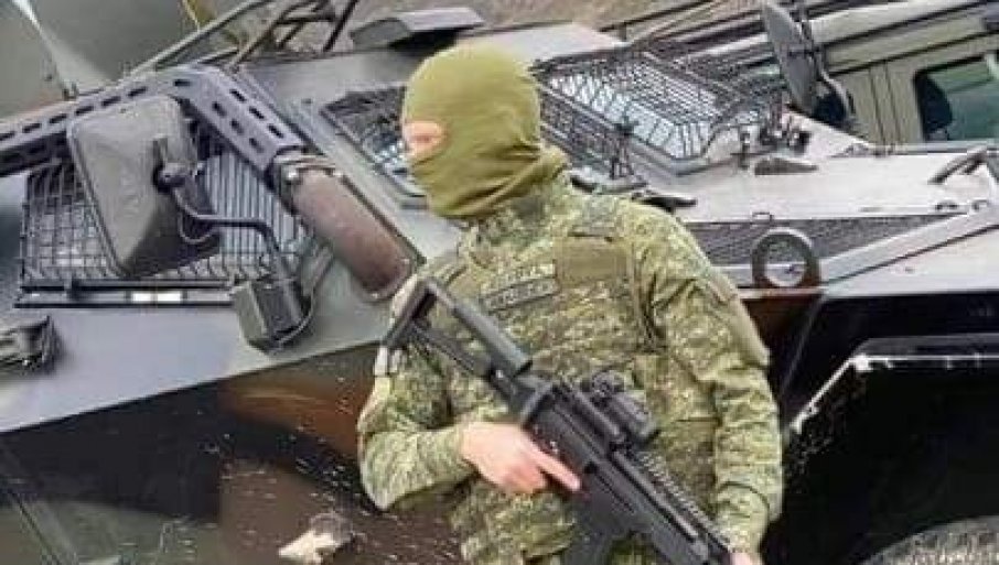 ДУГЕ ЦИЈЕВИ У РУКАМА, ПРСТИ НА ОБАРАЧУ: Албанци на друштвеним мрежама пријете да се спремају за удар на сјевер Косова и Метохије (ФОТО)