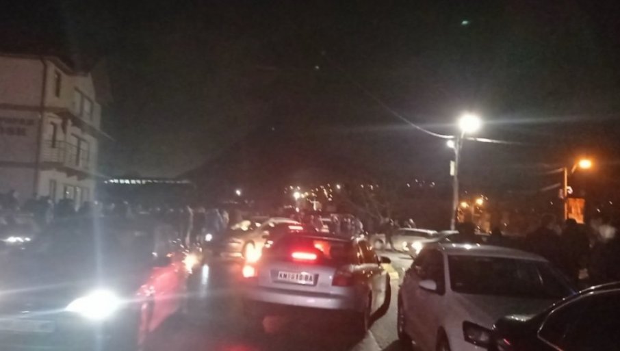 „NOVOSTI“ NA BARIKADI U RUDARU: Pristiže sve veći broj Srba, kilometarske kolone pored puta