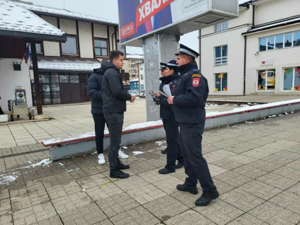 ПОРОДИЦА ЈЕ НИТ КОЈА ЖИВОТ ЗНАЧИ: Улична акција полиције поводом Међународног мјесеца борбе против болести зависности