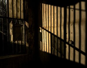 IZRANJAVAN ZBOG PLJUVANJA: Pritvor za osumnjičenog zbog pokušaja ubistva u Istočnom Sarajevu
