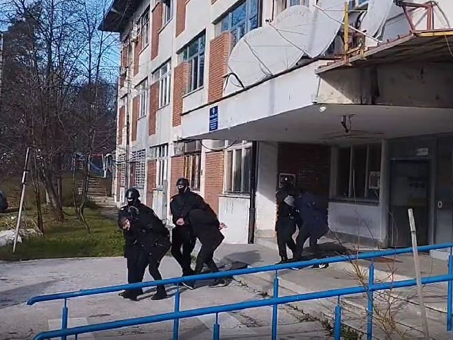 ORGANIZOVANI KRIMINAL: MUP Srpske sproveo u Tužilaštvo pet lica uhapšenih iz Sokoca
