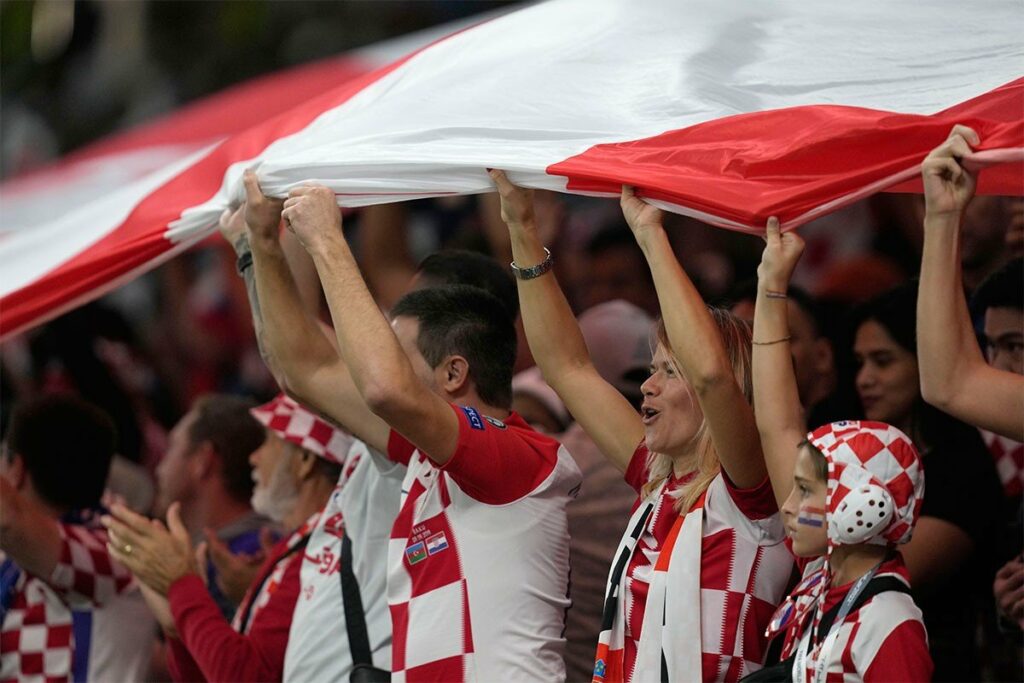 SRAMOTNO PONAŠANJE: Hrvatski navijač simulirao uriniranje po srpskoj zastavi (VIDEO)