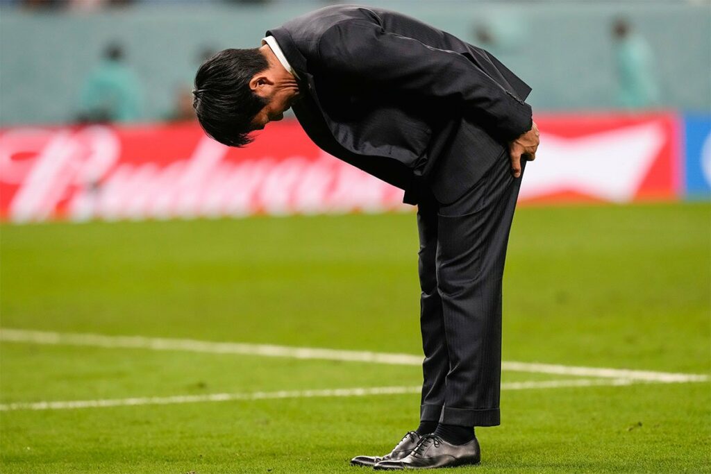 ИСТОЧЊАЧКИ ОБИЧАЈ: Тренер Јапана се наклонио играчима након пораза од Хрватске