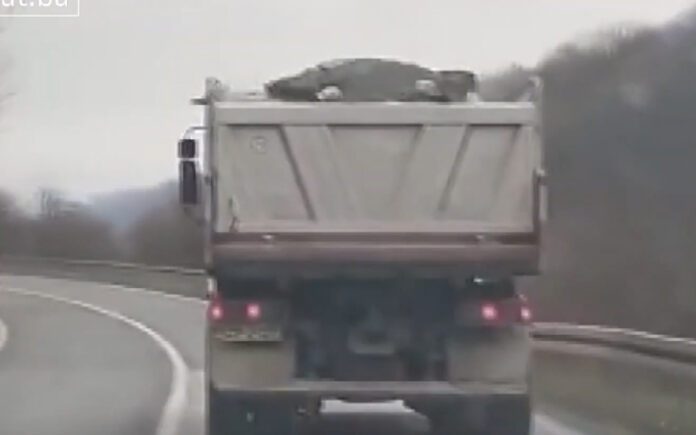 JEZIV SNIMAK: Pogledajte kako bahati vozač kamiondžija ugrožava  druge učesnike u saobraćaju (VIDEO)