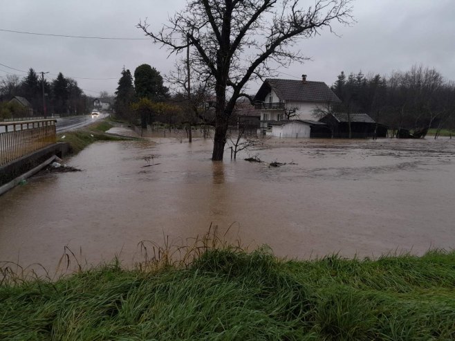 OBILNA KIŠA ZAPRIJETILA: Poplavljena naselja u Prijedoru i Kozarskoj Dubici (FOTO/VIDEO)