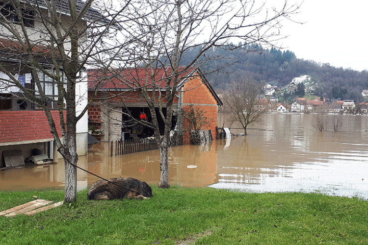 УНА СЕ ПОВЛАЧИ: Центар Костајнице одбрањен од поплава