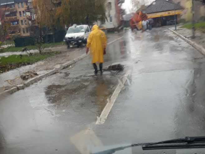VODA SE IZLILA: U potpunosti obustavljen saobraćaj na putu Kostajnica-Kozarska Dubica