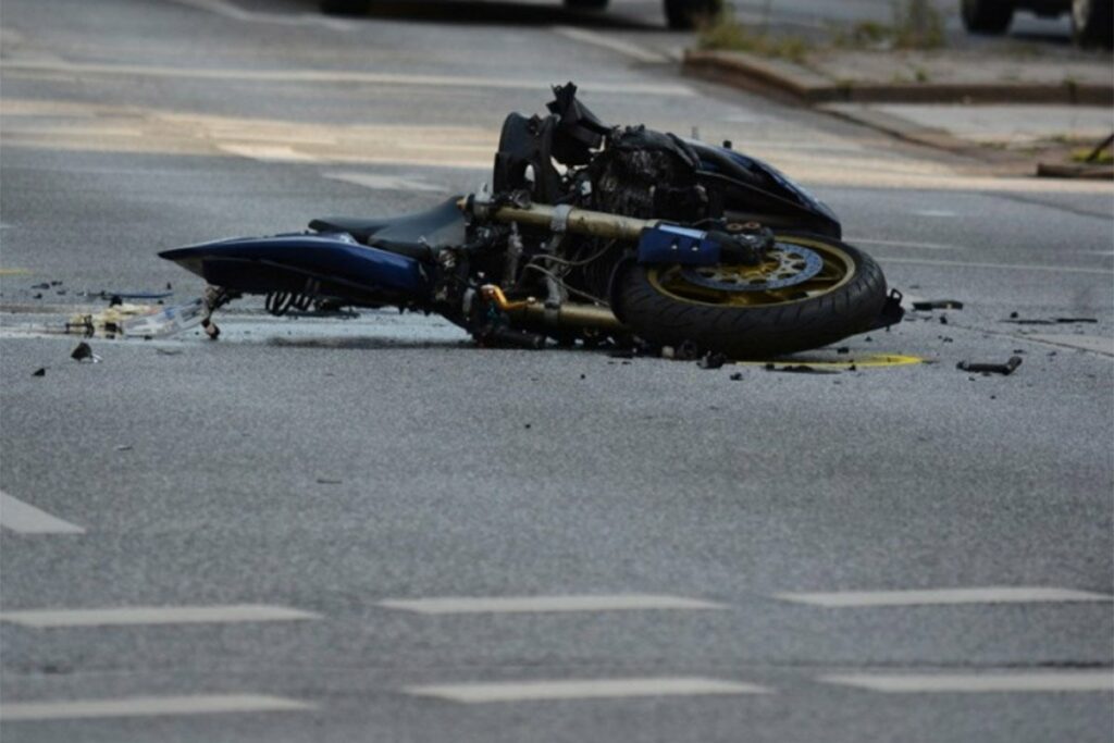 TEŠKA NESREĆA KOD SARAJEVA: Motociklista se za zabio u kombi, hitno prebačen u bolnicu