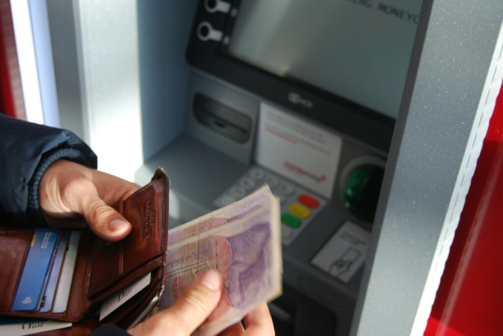 КОРИСНО ДА ЗНАТЕ: Ево шта требате урадити ако банкомат не исплати новац или повуче картицу